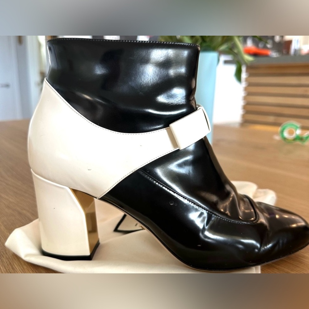 Size 9.5 GUCCI authentic classy, stunning, designer boot booties
